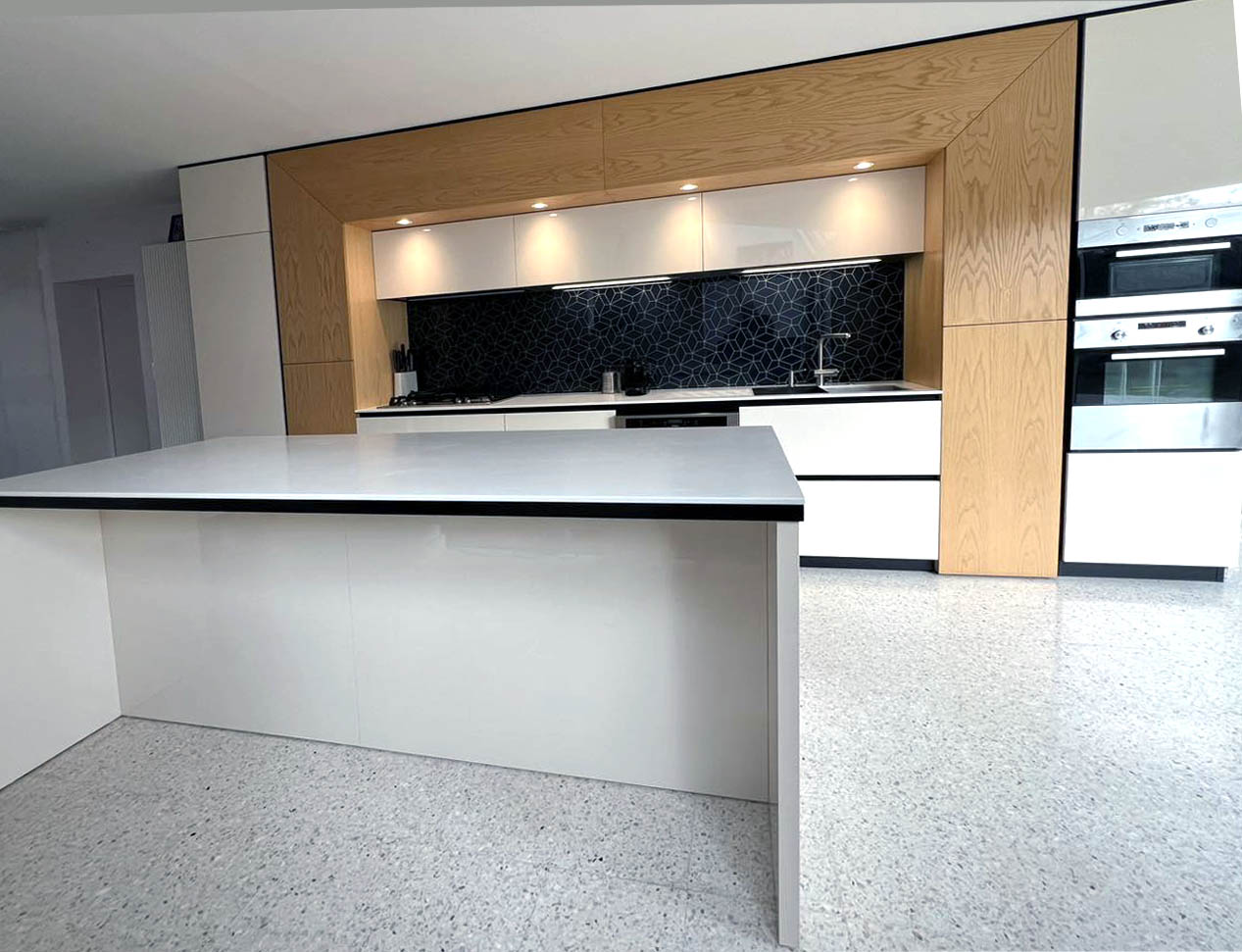 Cuisine Contemporaine avec Îlot Central et Niche de Cuisson à Nantes